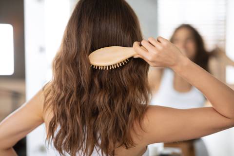 Cómo hacer crecer el cabello desde la raíz