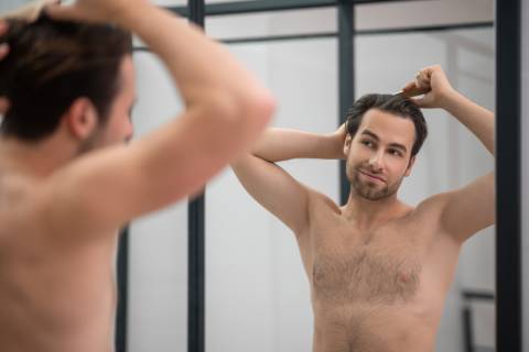 Peinado hacia atrás de hombre. ¿Cómo lograr el look perfecto?