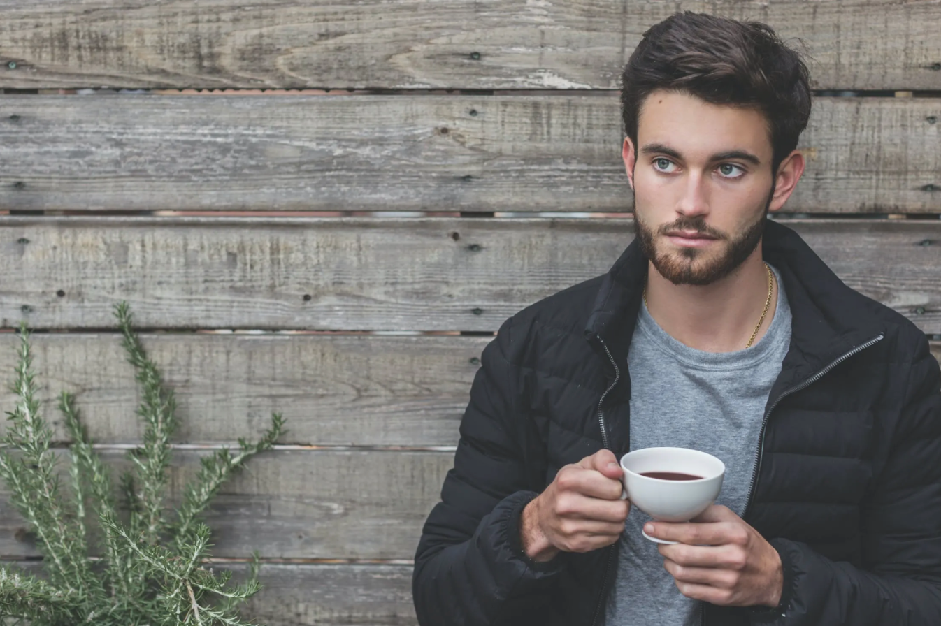 ¿Cómo ayuda la cafeína al crecimiento del cabello?