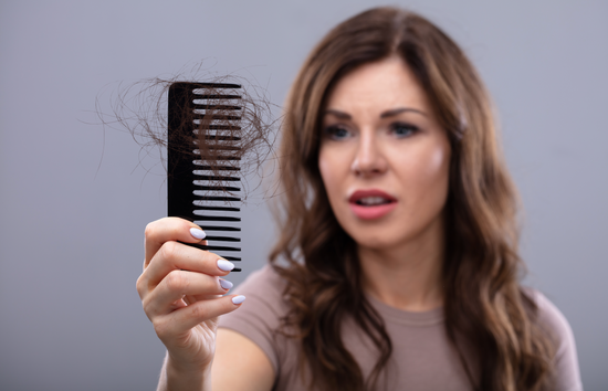 El impacto del estrés en la caída del pelo explicado por una doctora