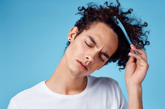 ¿Qué causa que algunos hombres tengan frizz en el cabello y cómo tratarlo?